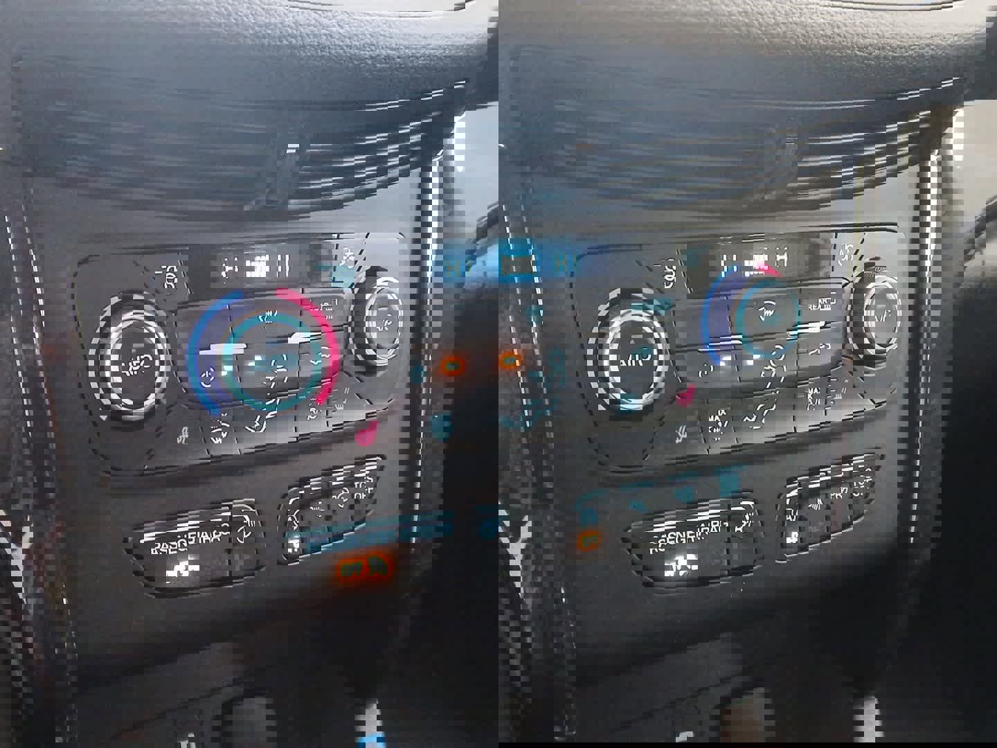 Used 2019 Ford Escape Titanium w/ U9j03 - Titanium Tow Package image 11