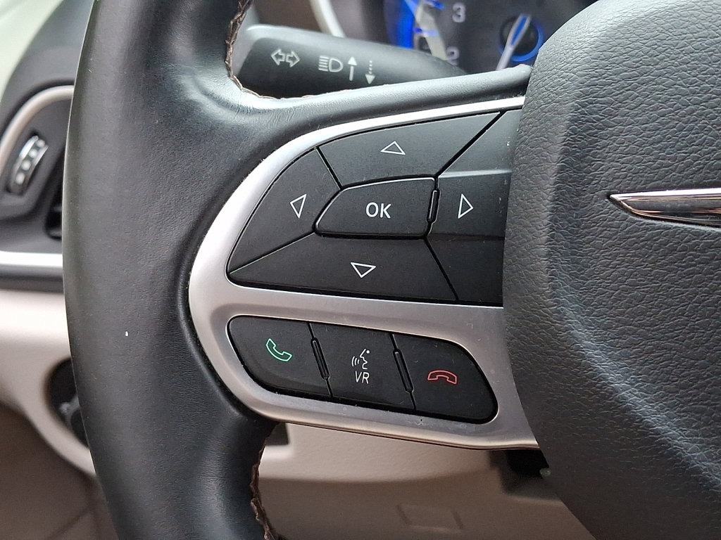 Used 2017 Chrysler Pacifica Touring-L FWD image 27