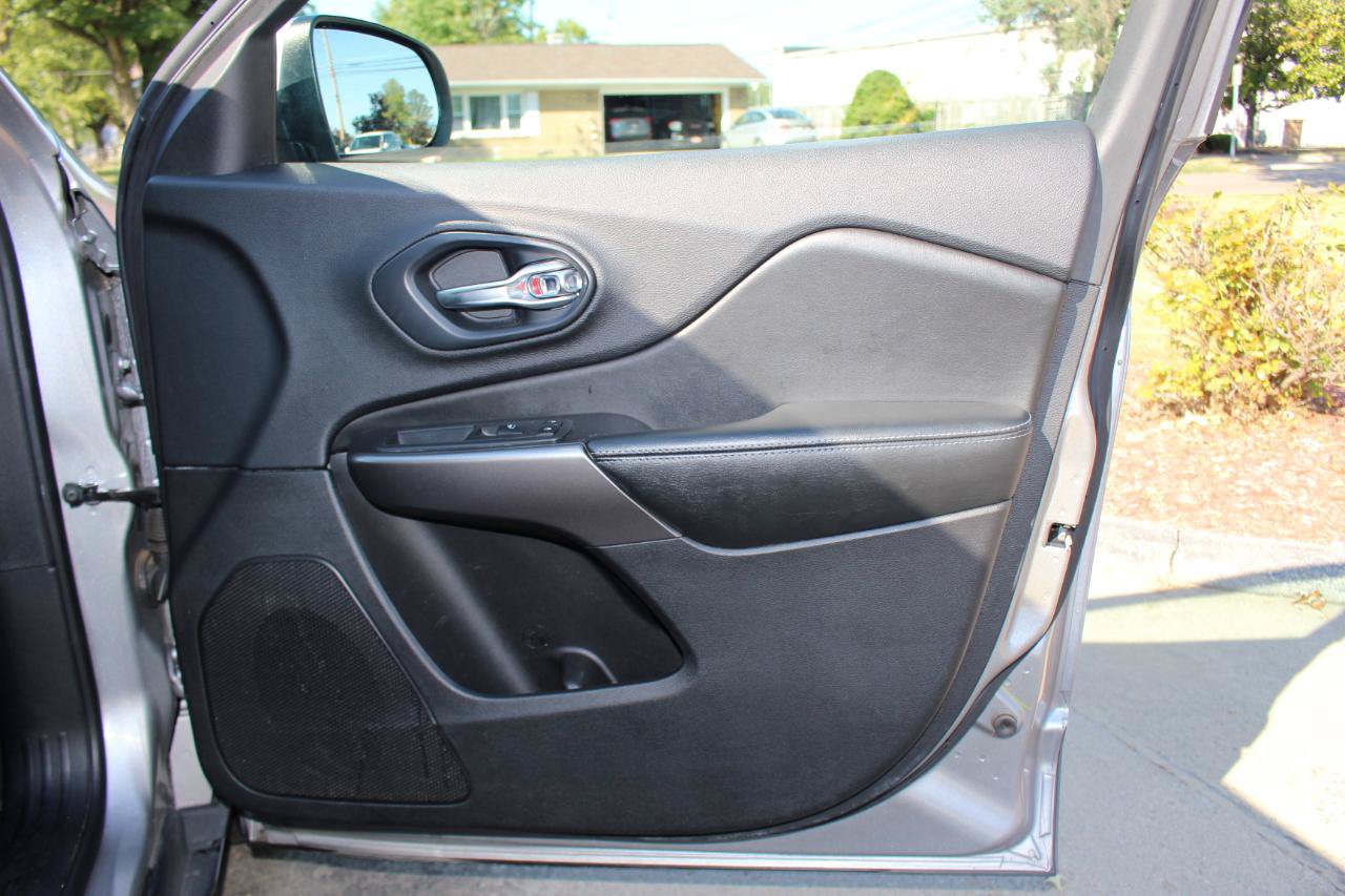 Used 2020 Jeep Cherokee Latitude FWD image 36