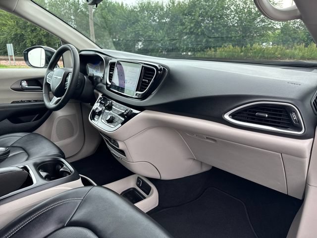 Used 2024 Chrysler Pacifica Touring-L FWD image 27