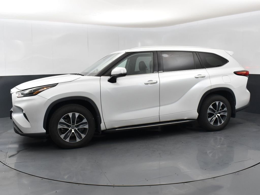 Used 2022 Toyota Highlander XLE image 4