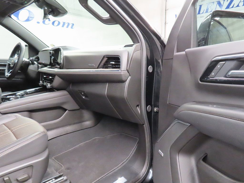 Used 2025 Chevrolet Suburban High Country AWD/4WD image 29