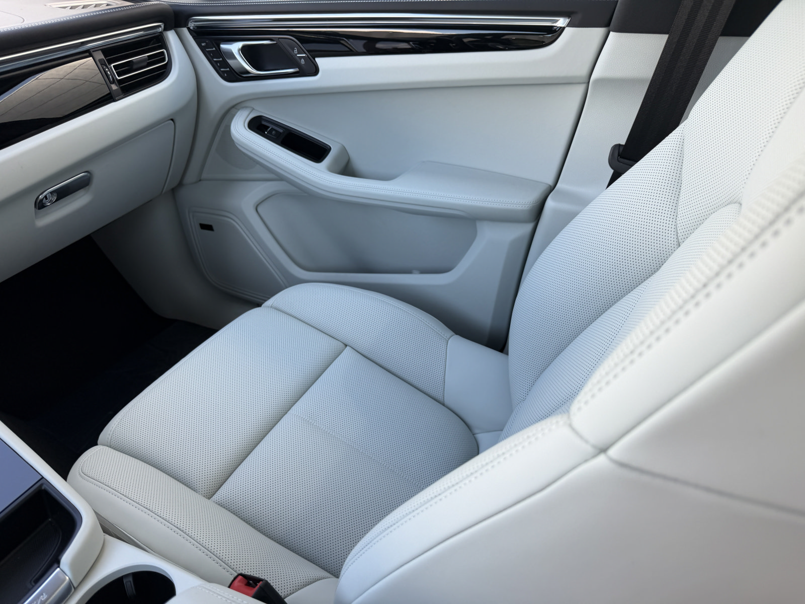New 2026 Porsche Macan AWD/4WD image 17