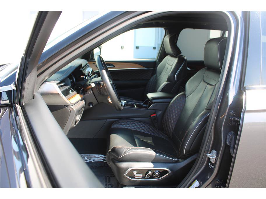 Used 2022 Jeep Grand Cherokee Summit AWD/4WD image 8