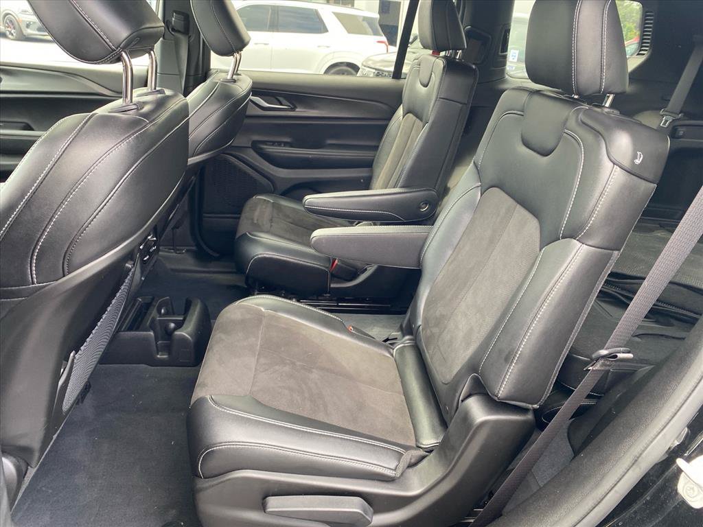 Used 2023 Jeep Grand Cherokee L Laredo AWD/4WD image 23