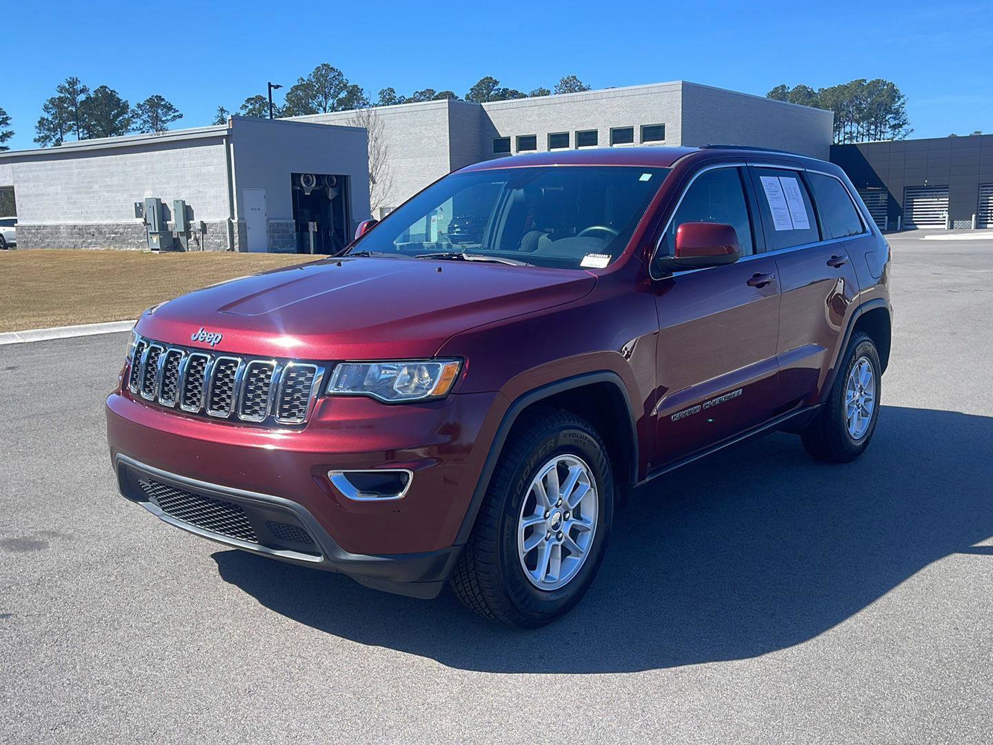 Used 2018 Jeep Grand Cherokee Laredo image 3