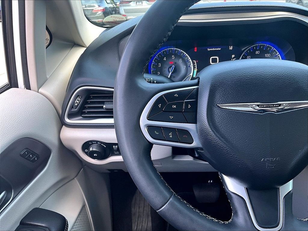 Used 2023 Chrysler Pacifica Touring-L FWD image 23
