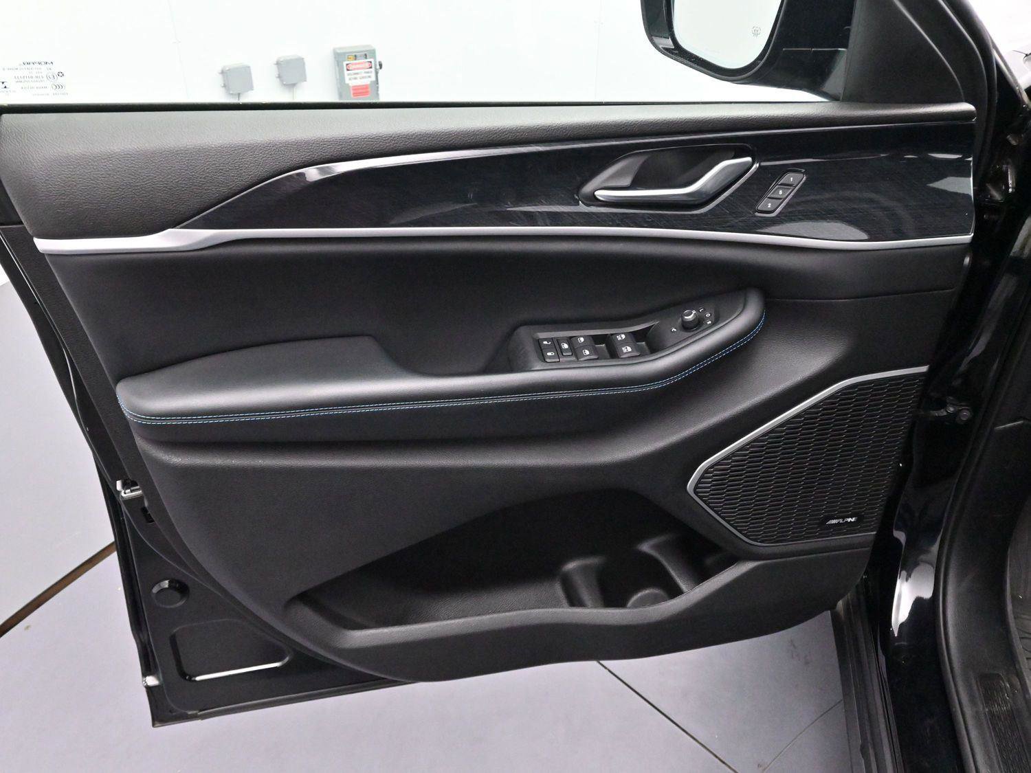 Used 2022 Jeep Grand Cherokee Trailhawk w/ Luxury Tech Group III AWD/4WD image 9