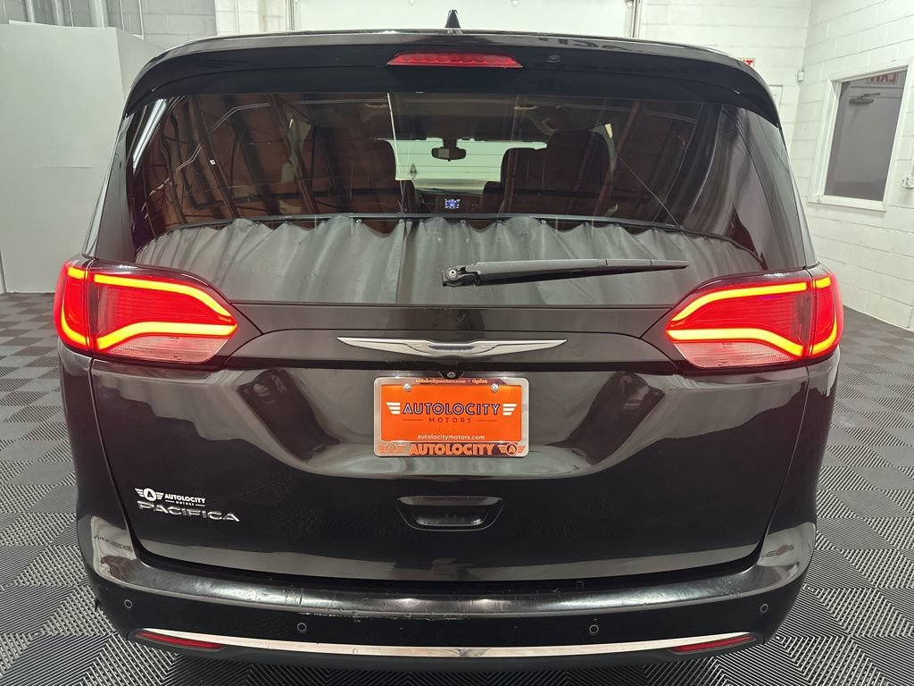 Used 2017 Chrysler Pacifica Touring-L FWD image 8