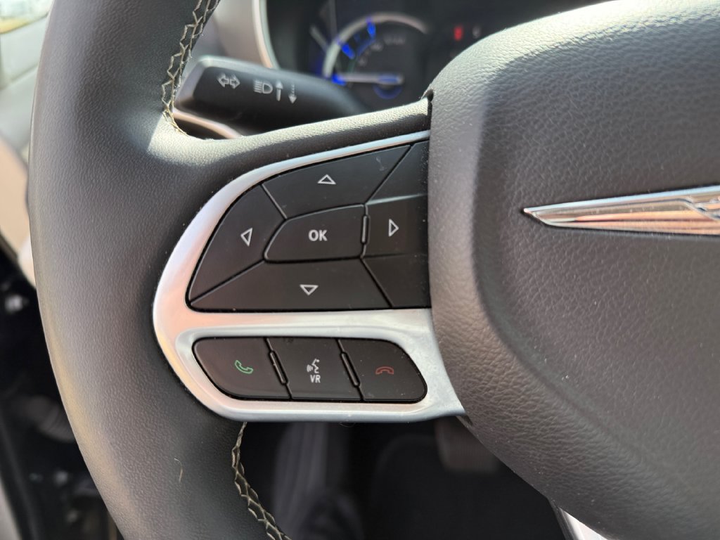 Used 2024 Chrysler Pacifica Limited FWD image 16