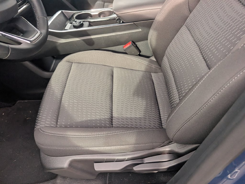 Used 2026 Chevrolet Equinox LT w/ Safety and Technology Package FWD image 17