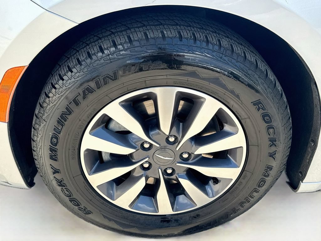 Used 2022 Chrysler Pacifica Touring-L FWD image 37