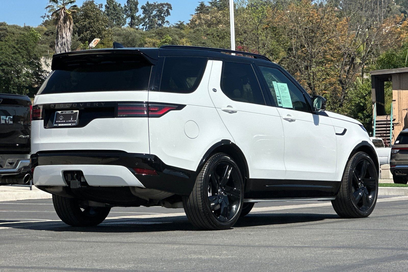Used 2025 Land Rover Discovery Dynamic SE AWD/4WD image 3