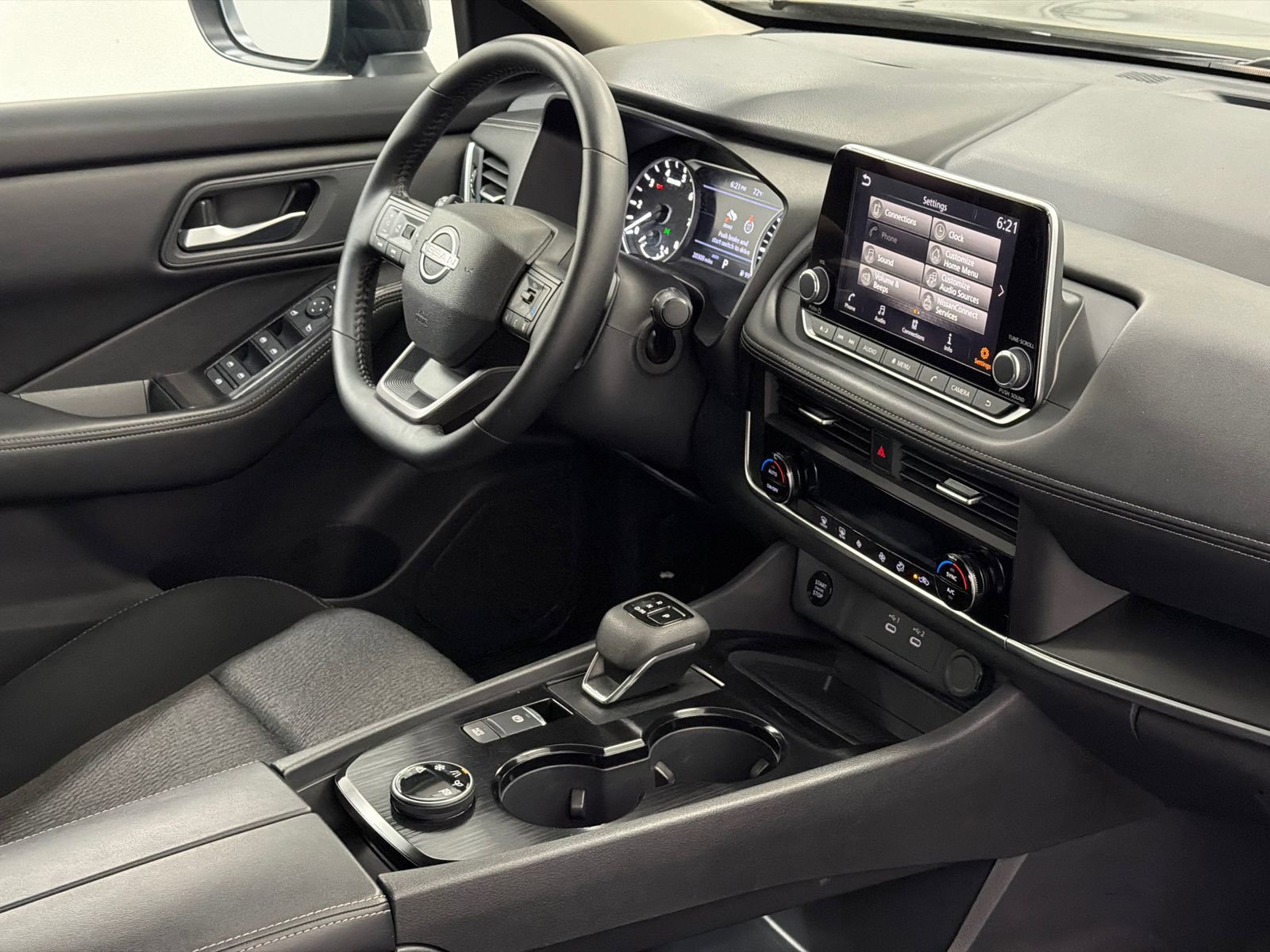 Used 2025 Nissan Rogue SV image 10