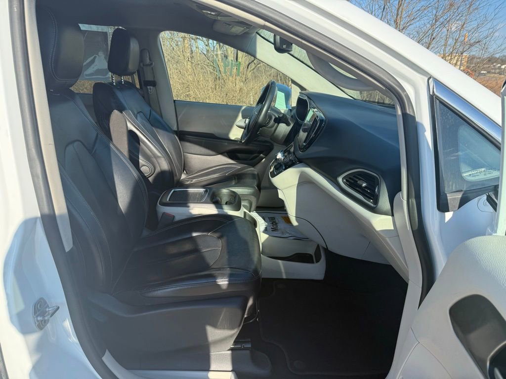 Used 2022 Chrysler Pacifica Touring-L image 19