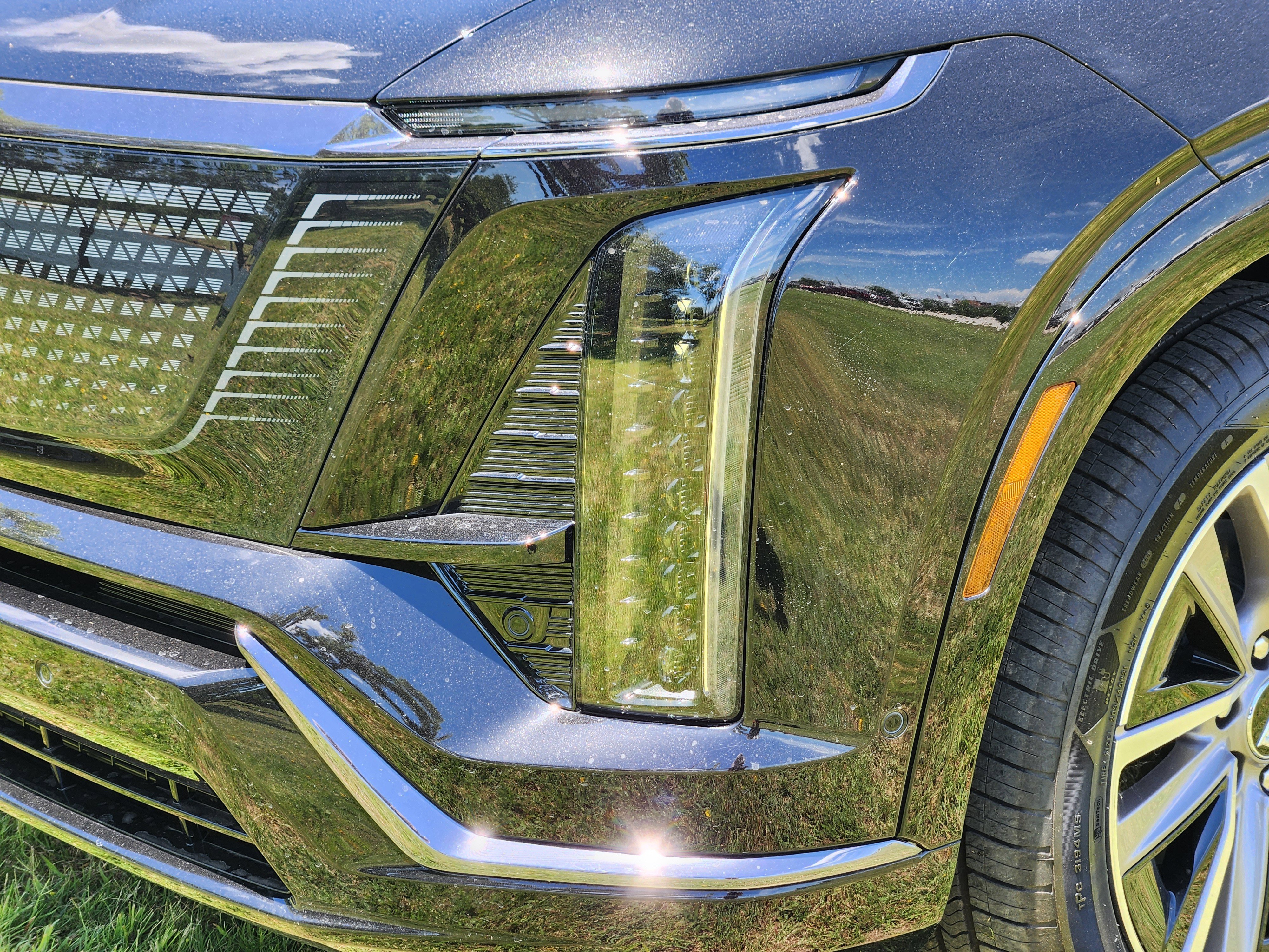 New 2026 Cadillac Vistiq Sport w/ LPO, Floor Liner Package image 6