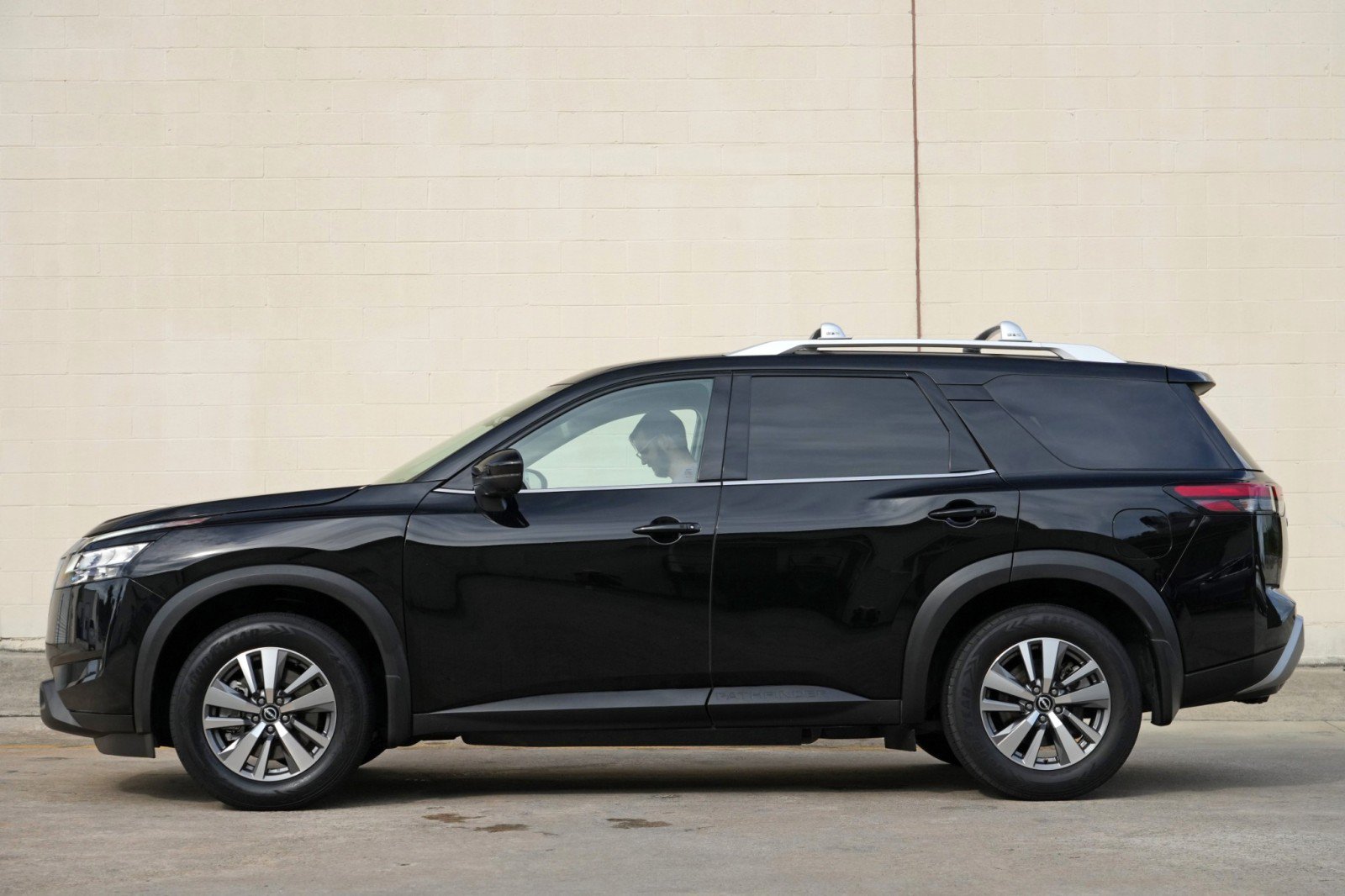 Used 2022 Nissan Pathfinder SL FWD image 8