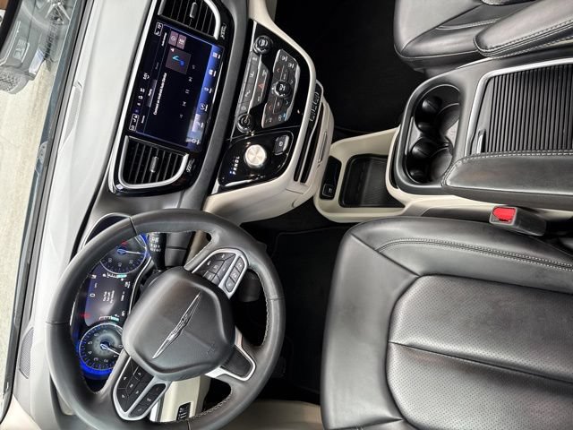Used 2023 Chrysler Pacifica Touring-L FWD image 28