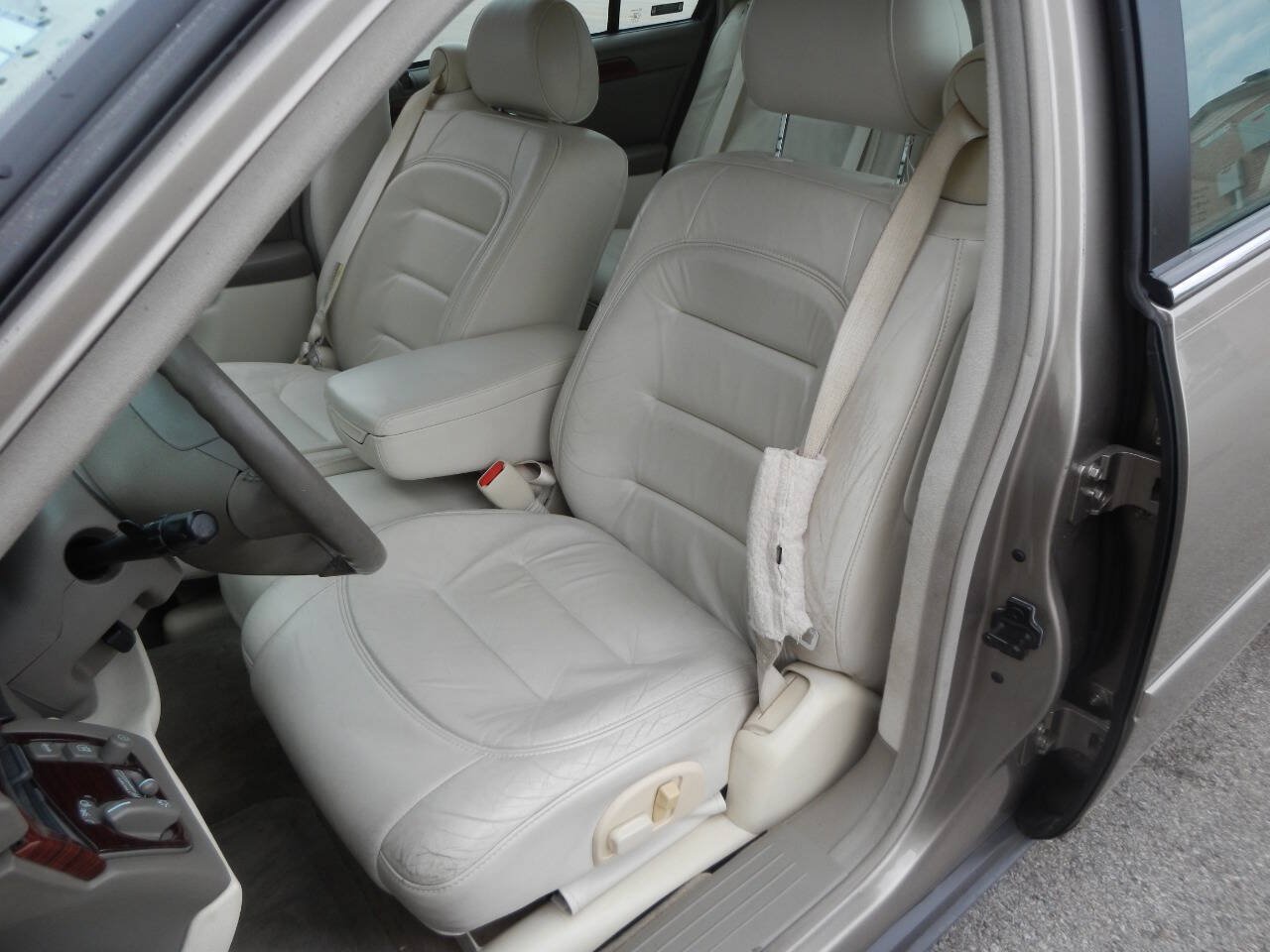 Used 2002 Cadillac De Ville FWD image 28