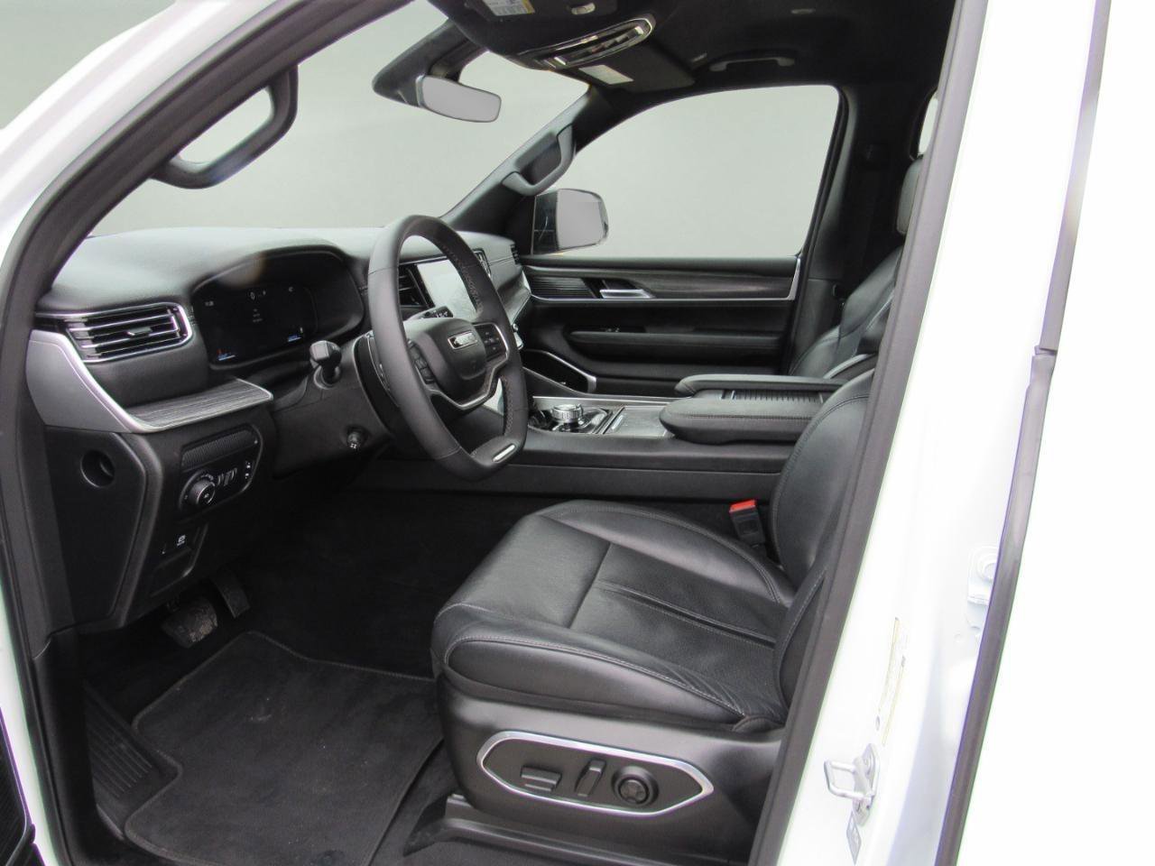 Used 2024 Jeep Wagoneer Series III AWD/4WD image 13