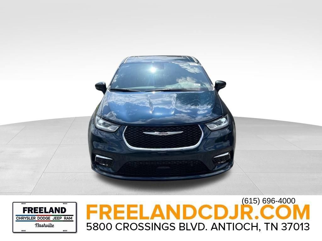 New 2025 Chrysler Pacifica Select image 2