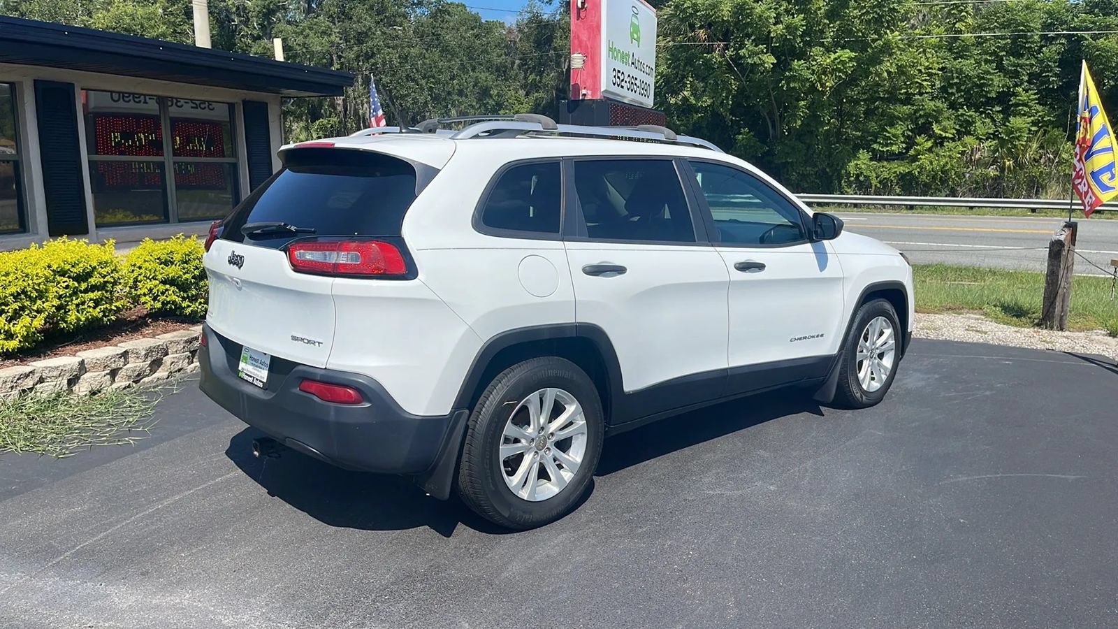 Used 2015 Jeep Cherokee Sport FWD image 7