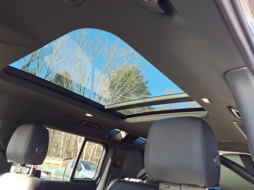 Used 2025 Land Rover Defender 110 X-Dynamic SE image 17