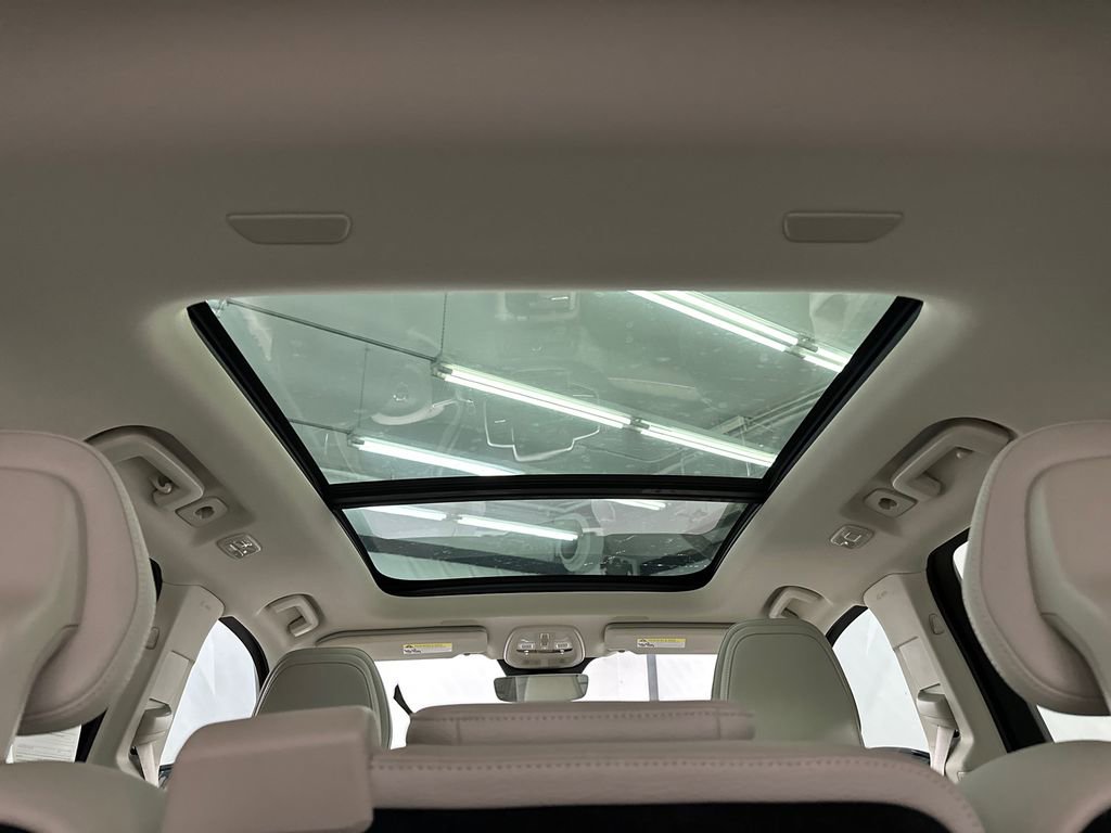 Used 2023 Volvo XC90 B5 Plus image 22