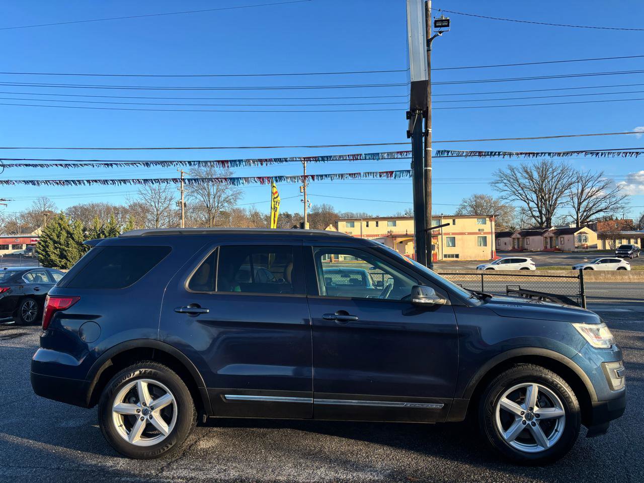 Used 2017 Ford Explorer XLT w/ Equipment Group 202A image 6
