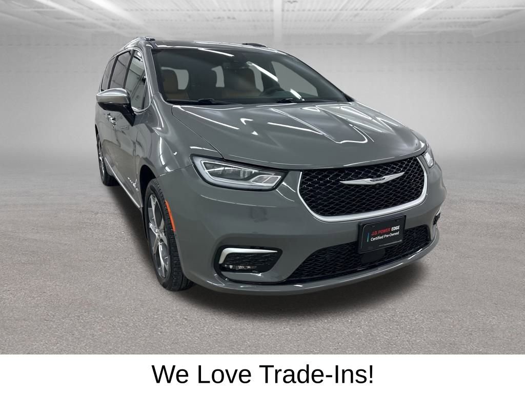 Used 2023 Chrysler Pacifica Pinnacle w/ Trailer Tow Group image 3