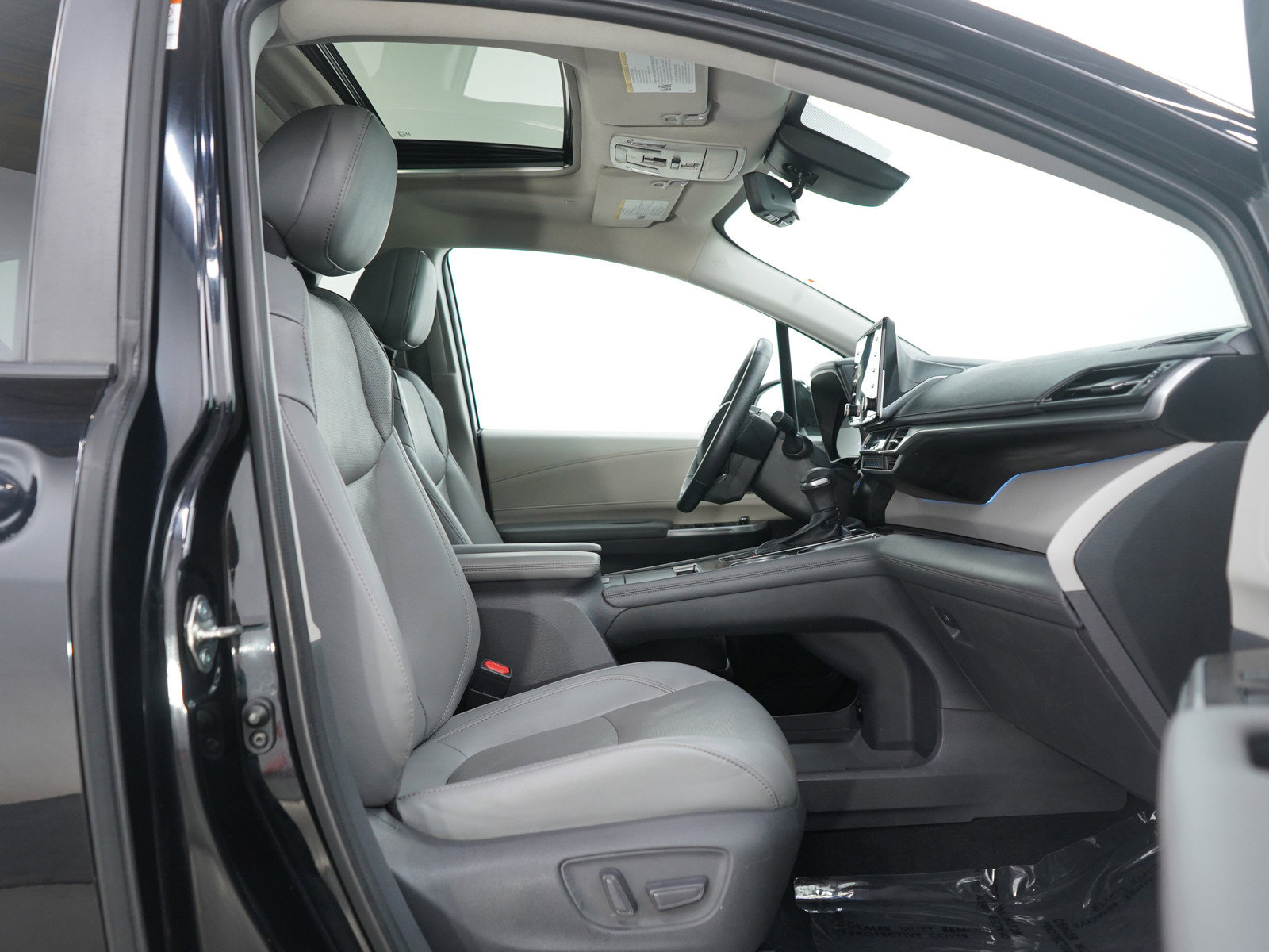 Used 2021 Toyota Sienna Limited image 11