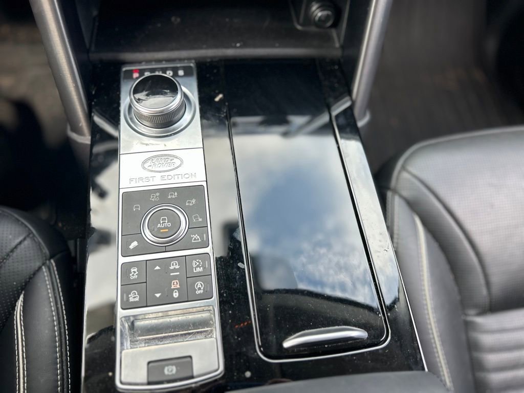 Used 2017 Land Rover Discovery First Edition AWD/4WD image 27