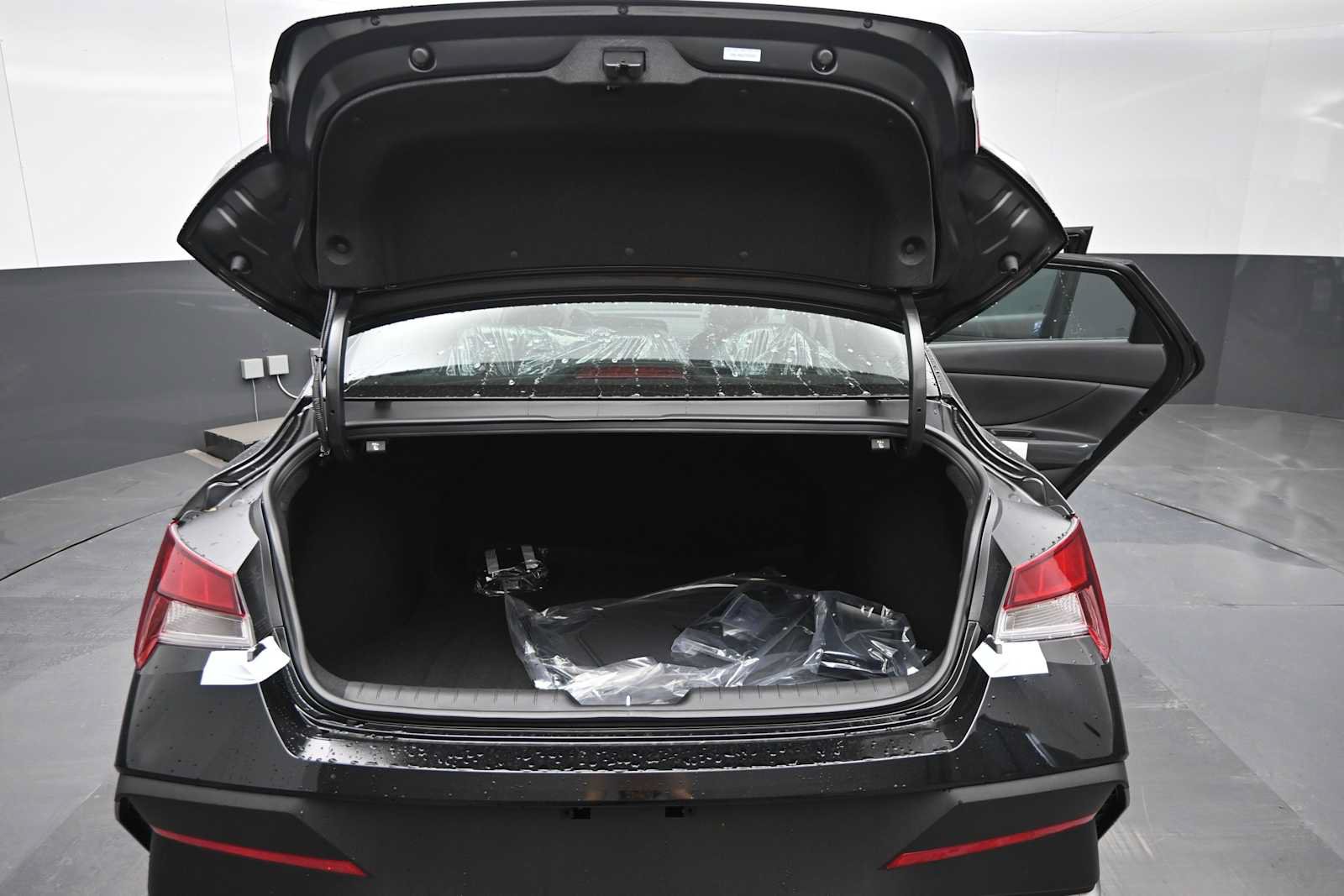 New 2026 Hyundai Elantra SE FWD image 13