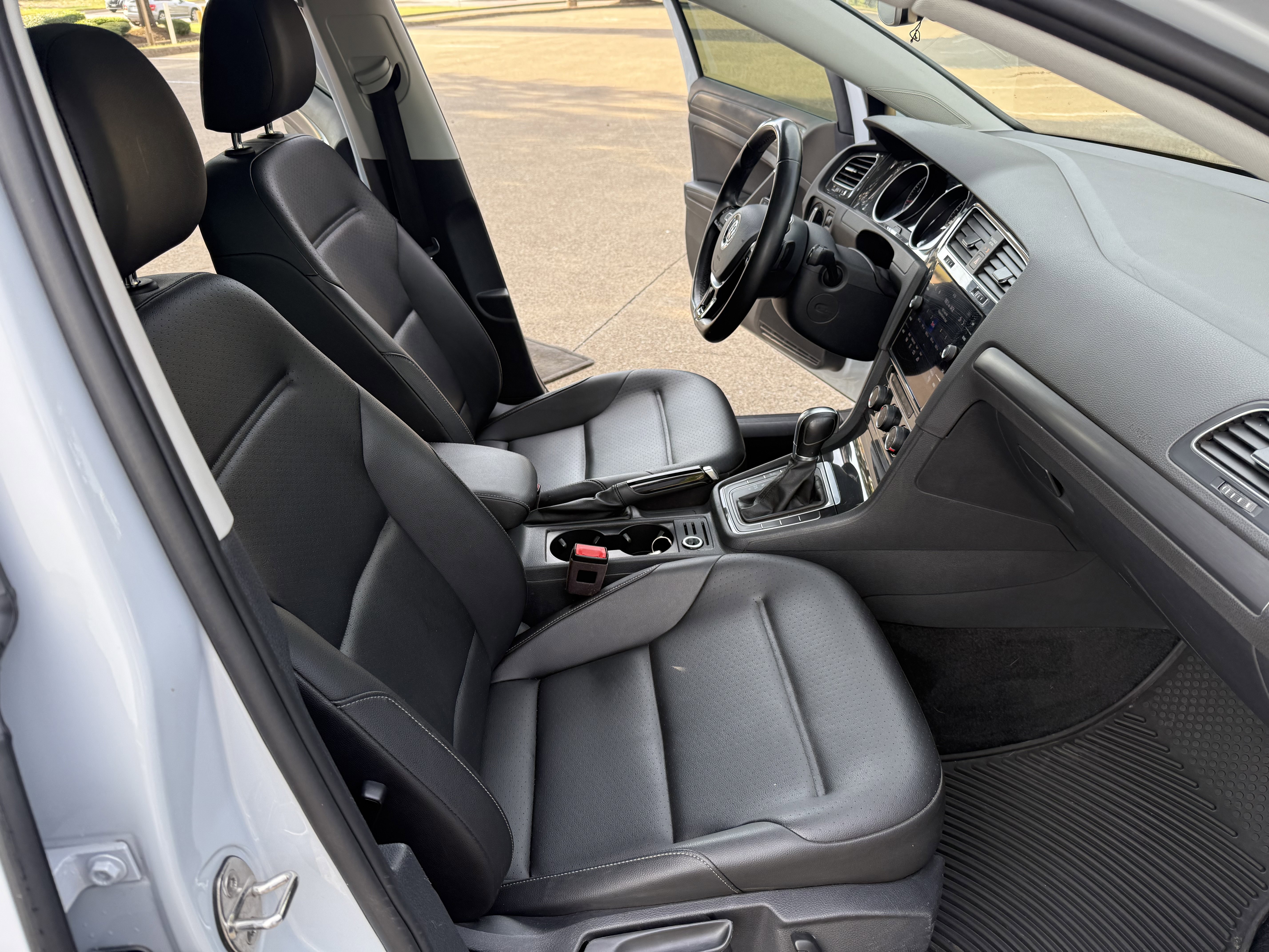 Used 2019 Volkswagen Golf SE image 11