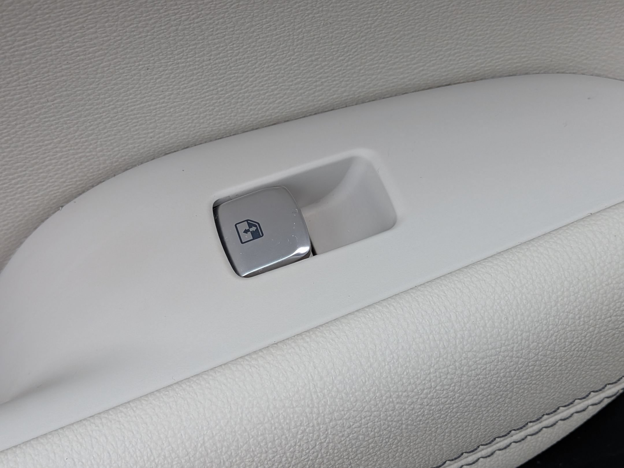 Used 2024 Genesis G70 2.5T RWD image 29