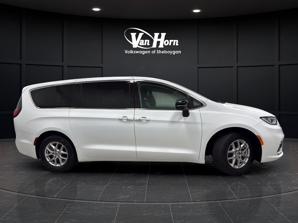 Used 2024 Chrysler Pacifica Touring-L FWD image 8