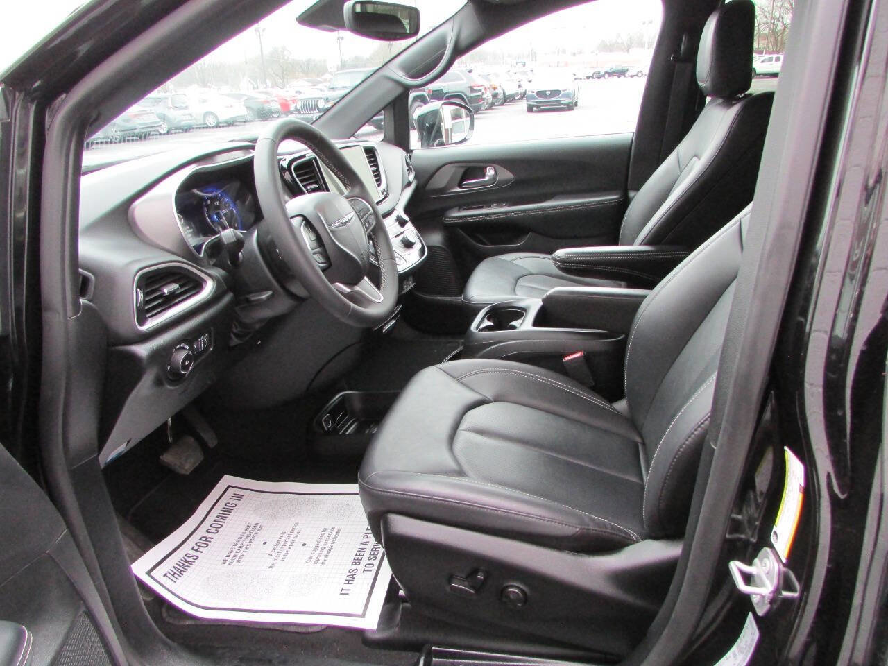 Used 2025 Chrysler Pacifica Select FWD image 6