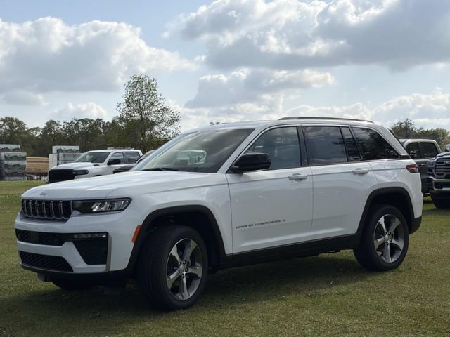 New 2026 Jeep Grand Cherokee Limited w/ Luxury Tech Group II RWD image 17