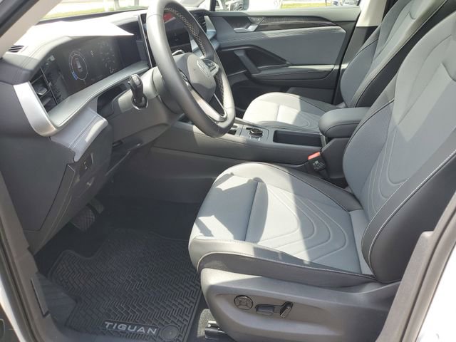 Certified 2025 Volkswagen Tiguan SE w/ Panoramic Sunroof Package AWD/4WD image 23
