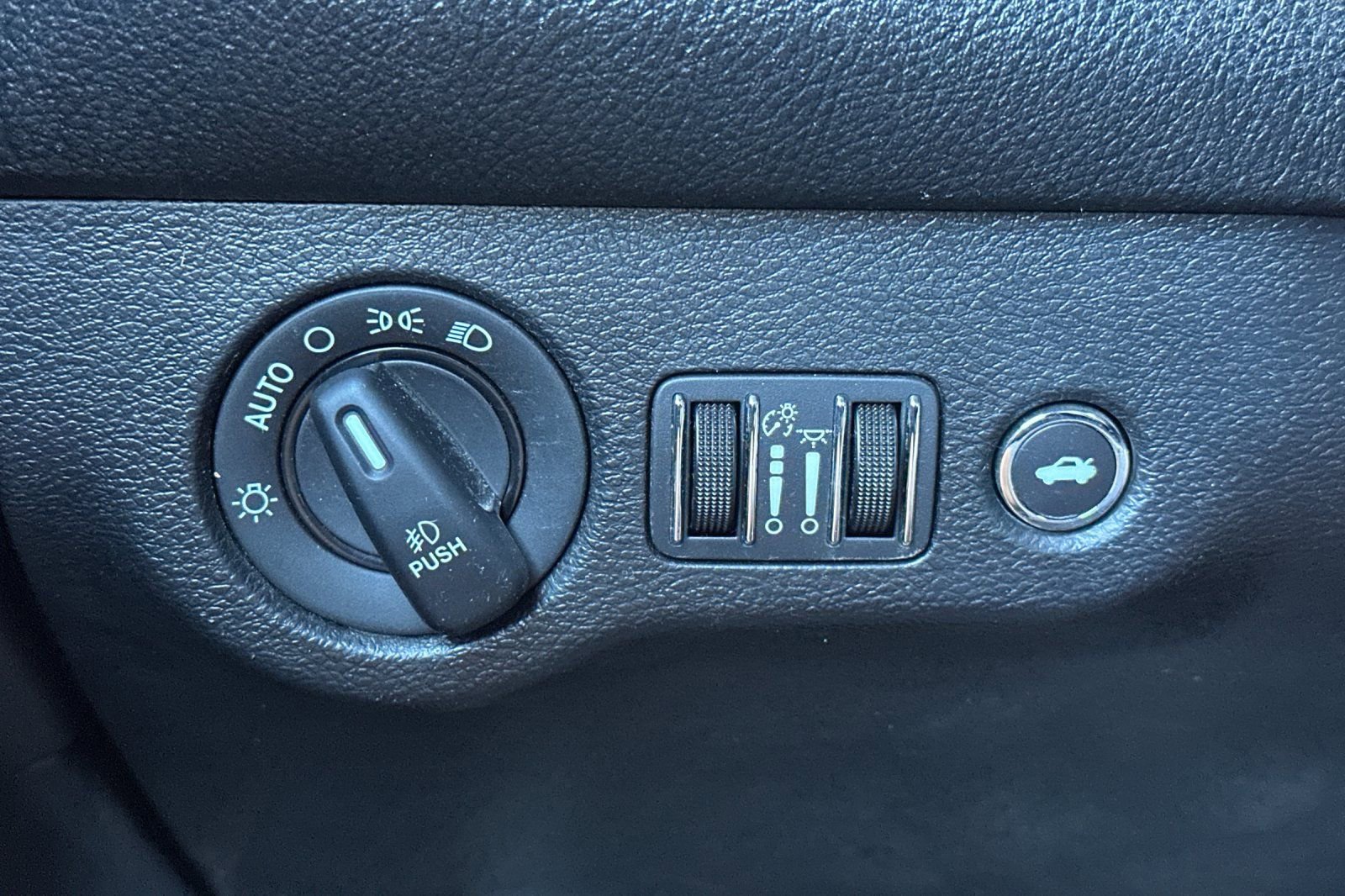 Used 2018 Dodge Challenger SXT w/ Blacktop Package image 30