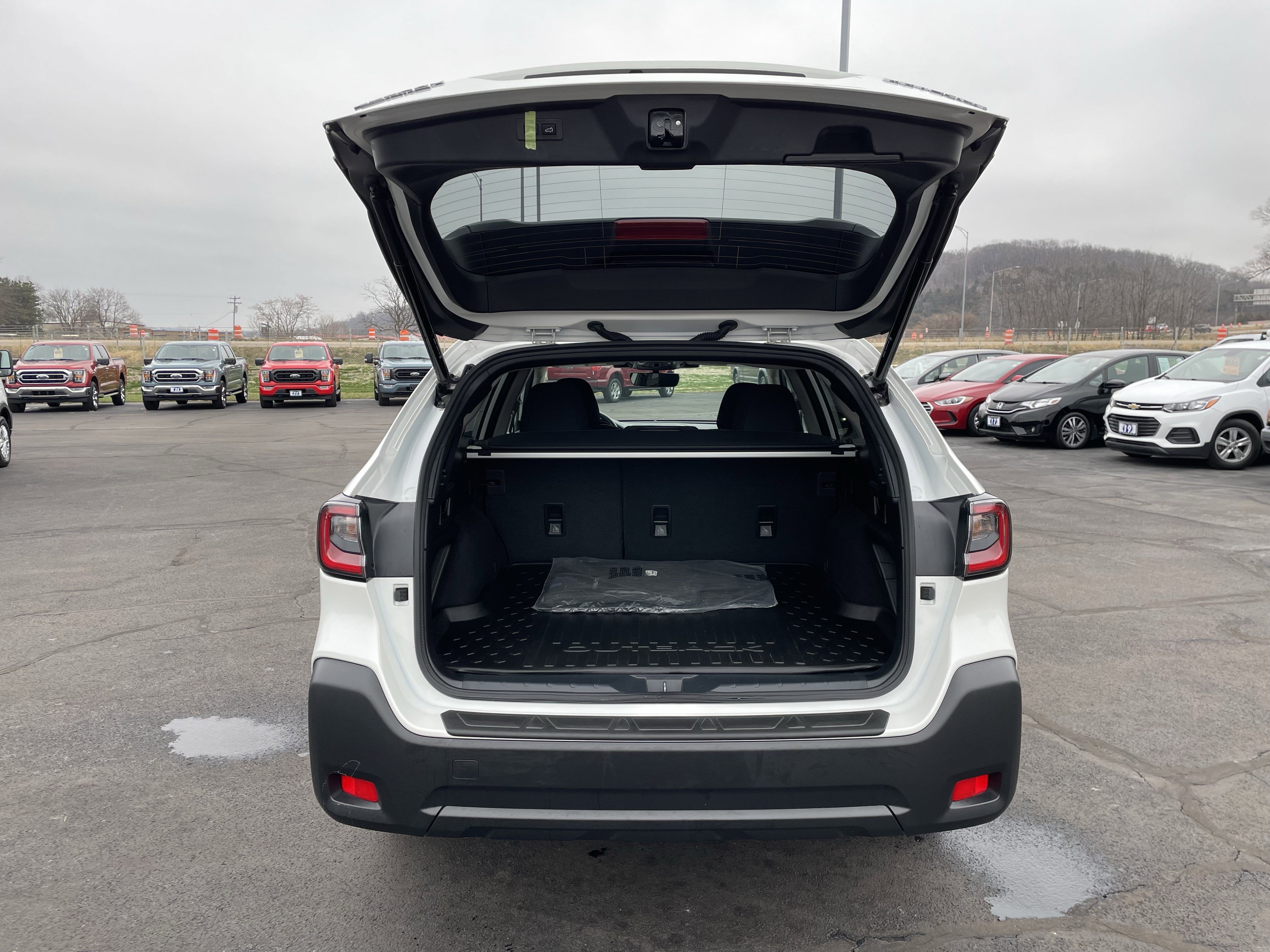 Used 2025 Subaru Outback Premium w/ Popular Package #1A image 5