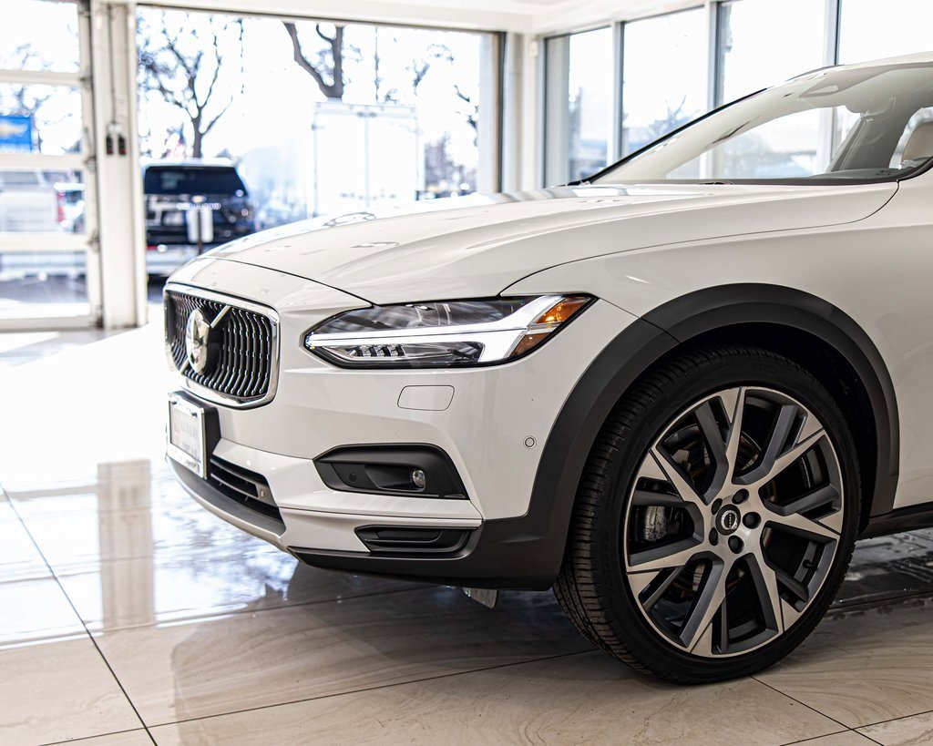 Used 2023 Volvo V90 B6 Cross Country Ultimate w/ Climate Package image 4