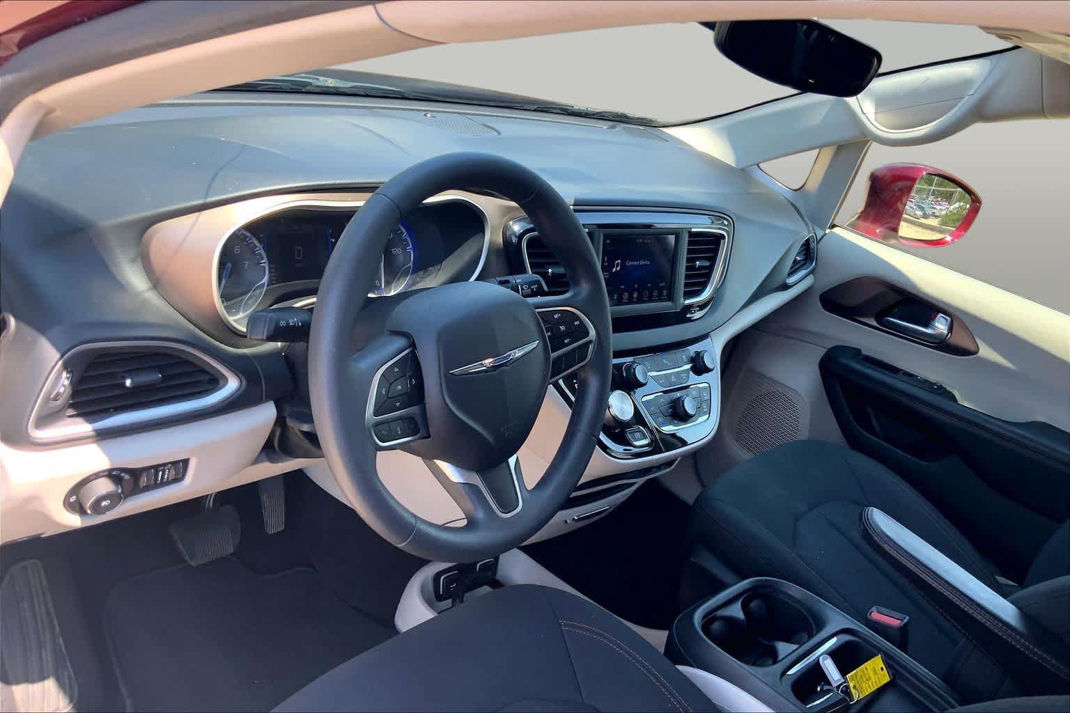 Used 2018 Chrysler Pacifica Touring Plus w/ Tire & Wheel Group FWD image 18