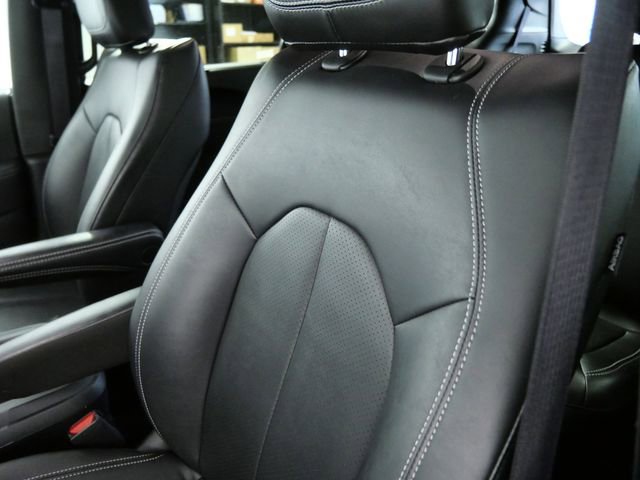 Used 2025 Chrysler Pacifica Select FWD image 18