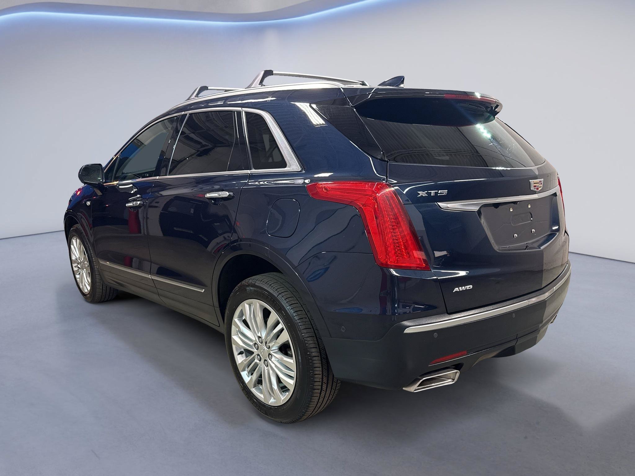 Used 2017 Cadillac XT5 Premium Luxury w/ Driver Assist Package AWD/4WD image 5