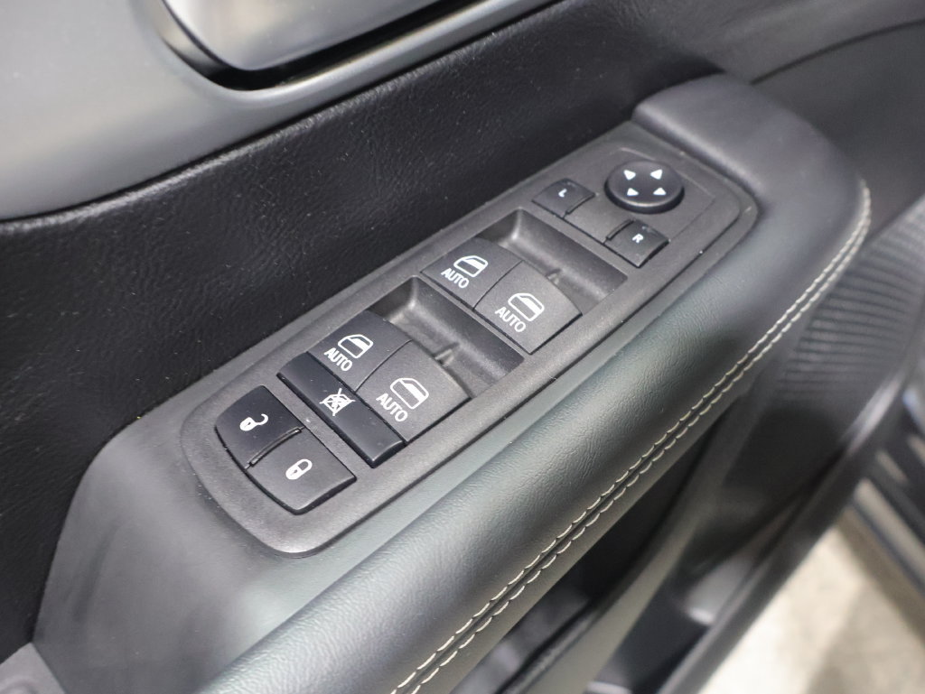Used 2023 Chrysler Pacifica Touring-L w/ Uconnect Theater Family Group FWD image 15