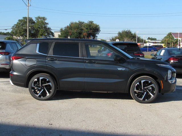 New 2025 Mitsubishi Outlander SE image 2