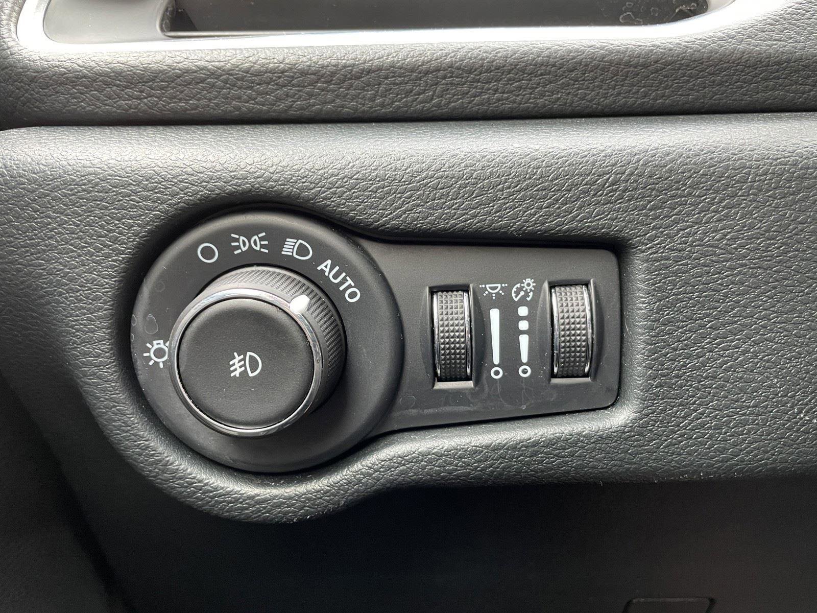 Certified 2025 Chrysler Pacifica Limited image 31