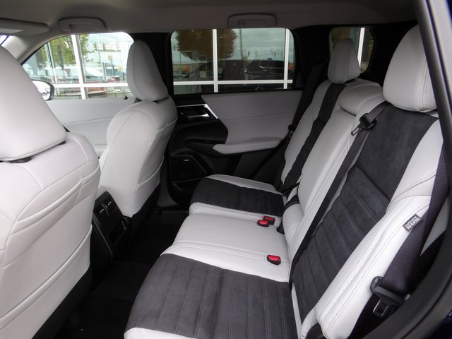 New 2025 Mitsubishi Outlander SE image 16