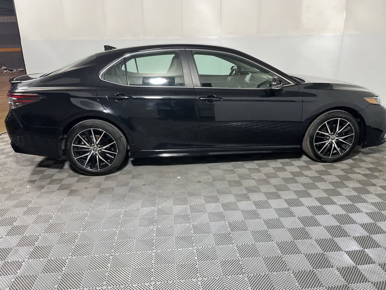 Used 2023 Toyota Camry SE image 9